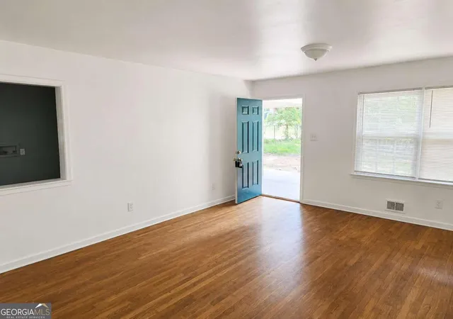 Photo 4 of Single family home for sale at 1962 Pine Oak Dr SW, Atlanta, GA 30310 | MLS# 10813010 | Listing updated on 2026-08-09