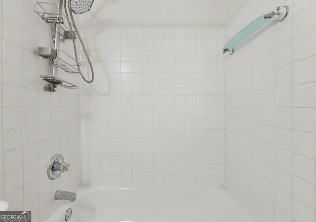 Listing Photo 2 - Condo for sale in building located at 3675 Peachtree Rd Ne, Atlanta, GA 30319 - Unit #34