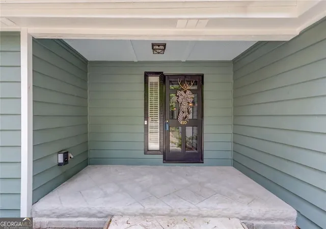 Photo 2 of Sale Pending at 420 Taberwood Wy, Roswell, GA 30076 | MLS# 10776832 | Listing updated on 2026-09-05