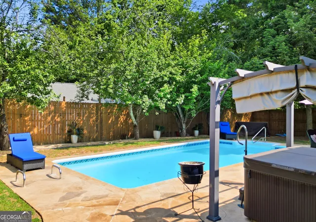 Photo 3 of Single family home for sale at 325 Ivy Ml Ct, Roswell, GA 30076 | MLS# 10773827 | Listing updated on 2026-09-18