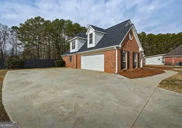 Photo 3 of Single family home for sale at 122 Shadow Lake Dr, Conyers, GA 30094 | MLS# 10815303 | Listing updated on 2026-09-16