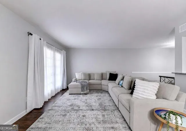 Listing Photo 4 - Condo for sale in building located at 6520 Roswell Rd, Sandy Springs, GA 30328 - Unit #30