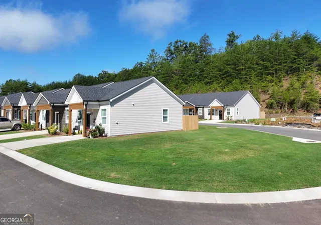 Photo 3 of Townhouse for sale at 25 Grv Loop #51, Blue Ridge, GA 30513 | MLS# 10809755 | Listing updated on 2026-09-19