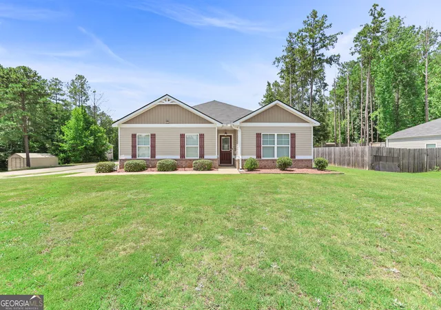 Single family home for sale at 141 N Meadows Ridge Dr, Grantville, GA 30220 | MLS# 10812091