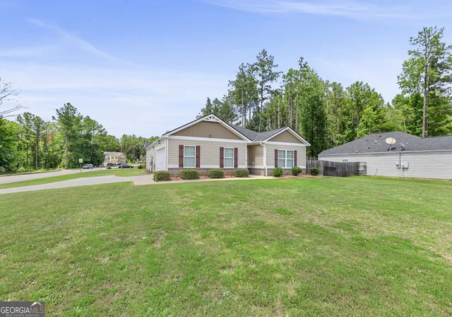 Photo 3 of Single family home for sale at 141 N Meadows Ridge Dr, Grantville, GA 30220 | MLS# 10812091 | Listing updated on 2026-10-08