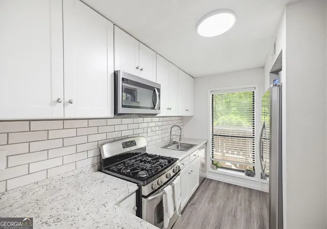 Listing Photo 3 - Condo for sale in building located at 703 Woodcliff Dr, Sandy Springs, GA 30350