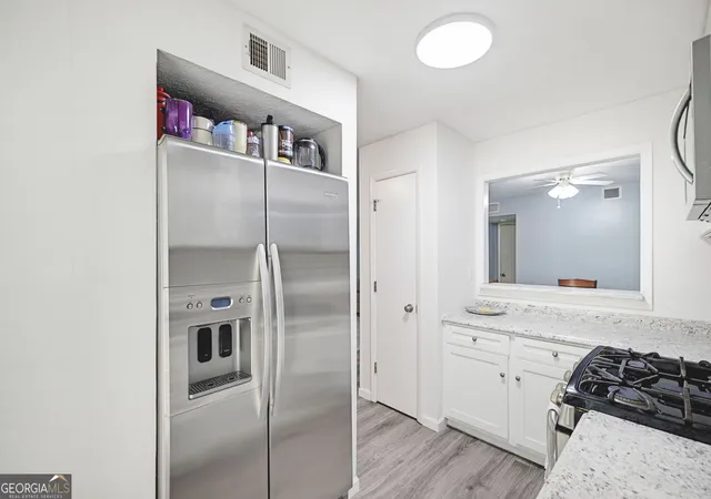 Listing Photo 5 - Condo for sale in building located at 703 Woodcliff Dr, Sandy Springs, GA 30350