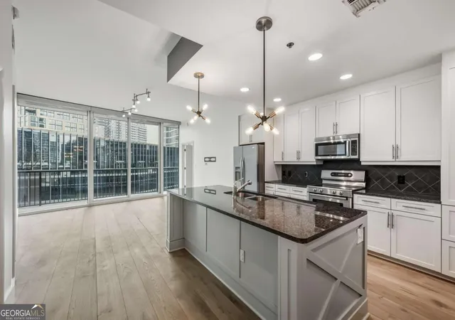 Listing Photo 4 - Condo for sale in 1010 Midtown (Midtown) located at 1080 Peachtree St, Atlanta, GA 30309 - Unit #904