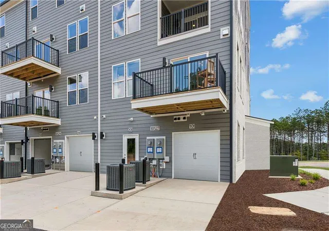 2nd image of 332 Skylar Ct SE, Atlanta, GA 30315