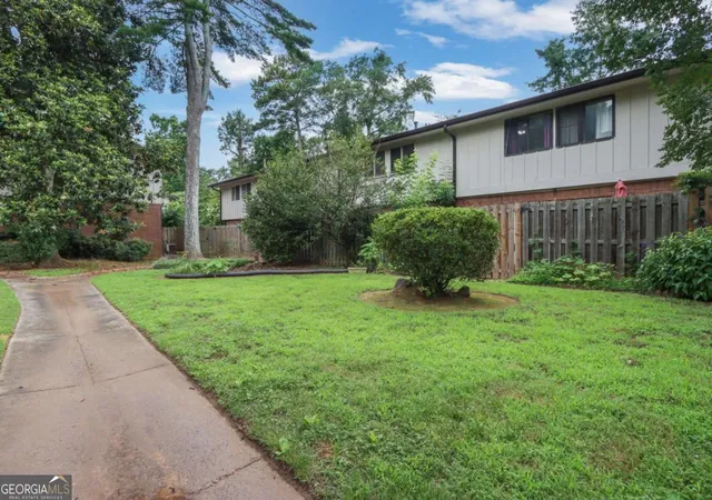 Listing Photo 2 - Condo for sale in building located at 2524 Bradford Sq NE, Atlanta, GA 30345 - Unit #