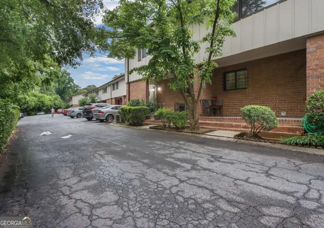 Listing Photo 3 - Condo for sale in building located at 2524 Bradford Sq NE, Atlanta, GA 30345