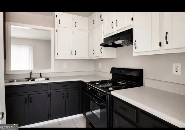 Listing Photo 2 - Condo for sale in building located at 5891 Sheldon Ct, Atlanta, GA 30349