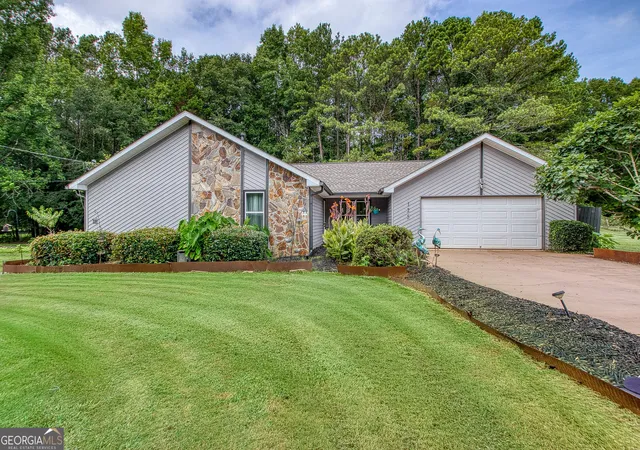 Photo 2 of Single family home for sale at 125 Grandchester Wy, Fayetteville, GA 30215 | MLS# 10807592 | Listing updated on 2026-09-20