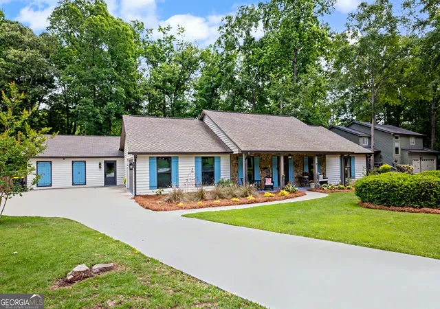 Homes for sale in Peachtree City, GA | 117 Lakeside Dr, Peachtree City, GA 30269 | MLS# 10765019