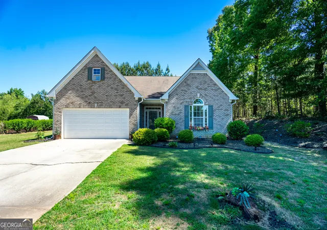 Homes for sale in Fairburn, GA | 5 Honeysuckle Ln, Fairburn, GA 30213 | MLS# 10793453