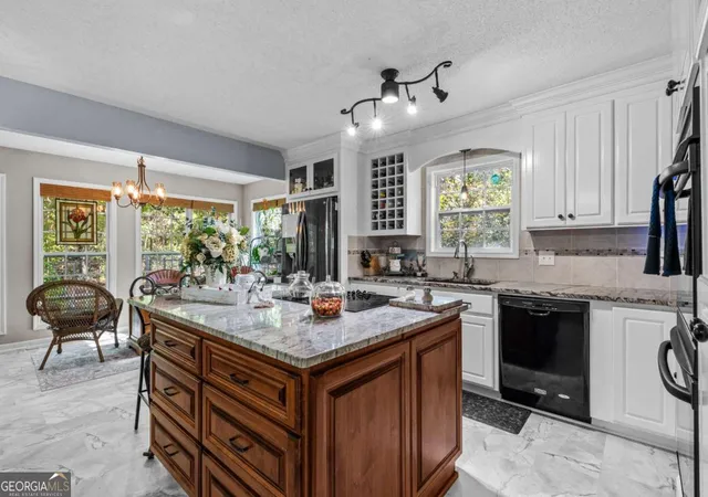 Photo 3 of Sale Pending at 129 Tanglewood Rd Sw, Eatonton, GA 31024 | MLS# 10630437 | Listing updated on 2026-08-25