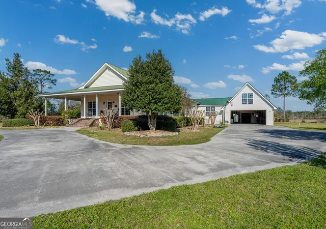 Photo 3 of Single family home for sale at 3300 Connor Ln, Waycross, GA 31503 | MLS# 10720175 | Listing updated on 2026-08-09