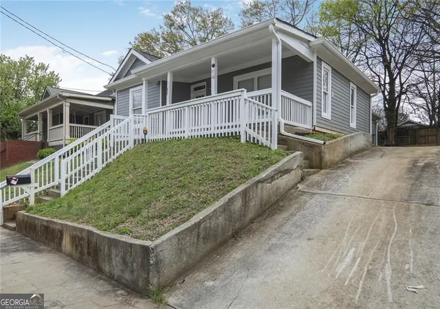 Photo 2 of Single family home for sale at 652 Hugh St Sw, Atlanta, GA 30310 | MLS# 10832698 | Listing updated on 2026-09-08