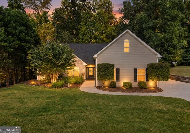 Photo 1 of Single family home for sale at 370 Laurel Oaks Ln, Jefferson, GA 30549 | MLS# 10877033 | Listing updated on 2026-10-27