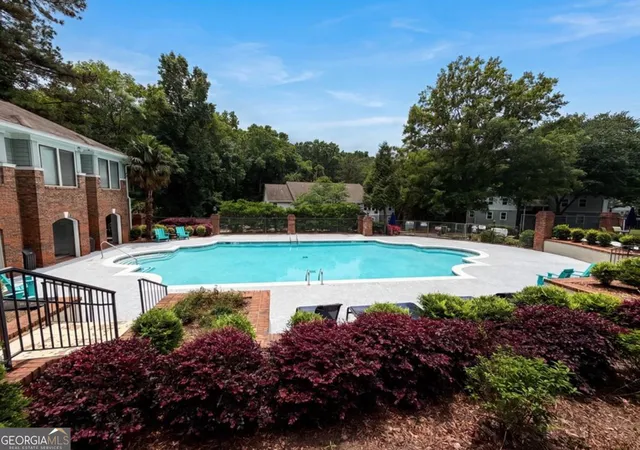 Listing Photo 2 - Condo for sale in building located at 619 Barrington Hls Dr, Sandy Springs, GA 30350 - Unit #