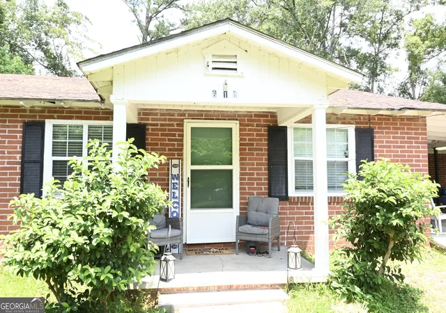 Photo 2 of Single family home for sale at 610 Poplar St, Waycross, GA 31501 | MLS# 10813862 | Listing updated on 2026-08-11