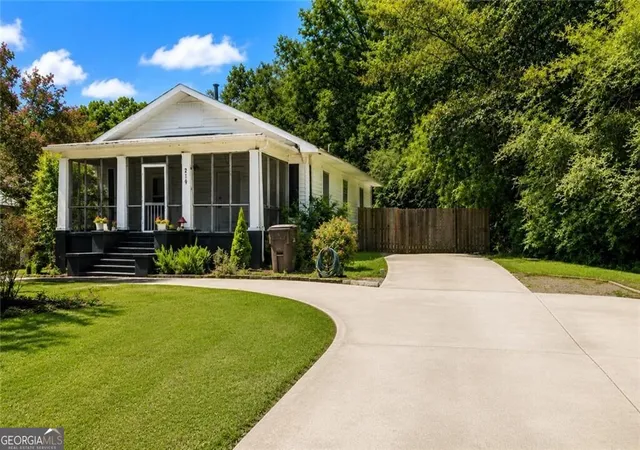 Photo 3 of Single family home for sale at 219 Etowah Dr, Cartersville, GA 30120 | MLS# 10832996 | Listing updated on 2026-09-18