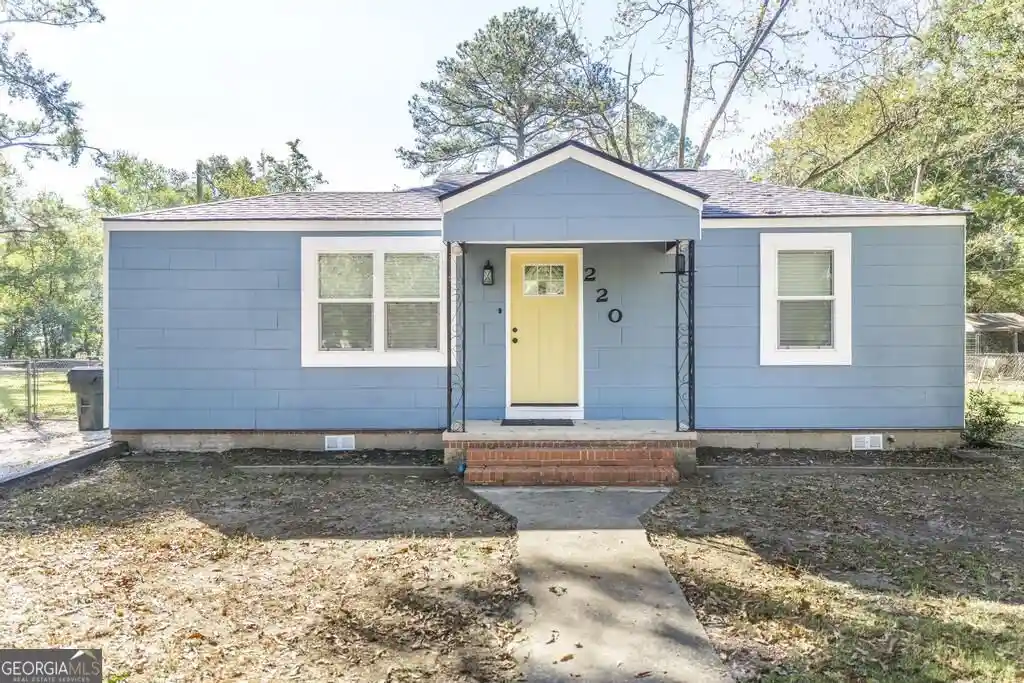 Photo 1 of Single family home for sale at 220 Peachtree Cr, Warner Robins, GA 31088 | MLS# 10878588 | Listing updated on 2026-10-24