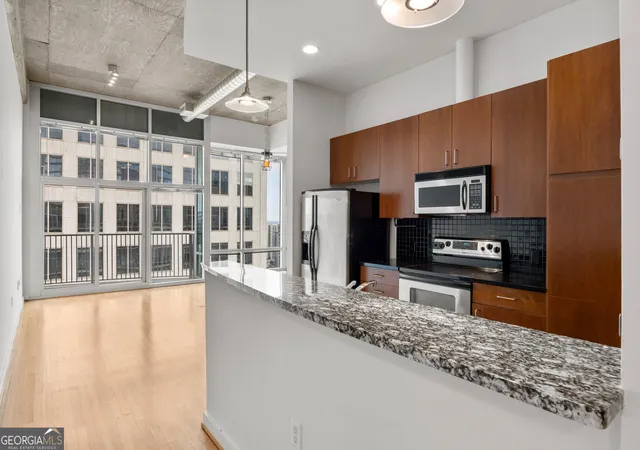 Listing Photo 5 - Condo for sale in building located at 943 Peachtree St Ne, Atlanta, GA 30309 - Unit #2009