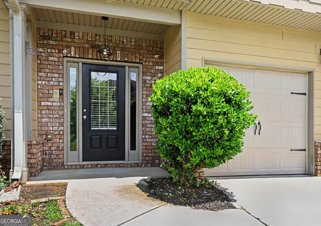 Photo 3 of Sale Pending at 302 Kells Ct, Woodstock, GA 30188 | MLS# 10780375 | Listing updated on 2026-09-04