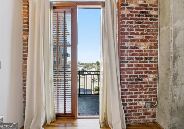 Listing Photo 2 - Condo for sale in building located at 3235 Roswell Rd, Atlanta, GA 30305 - Unit #702
