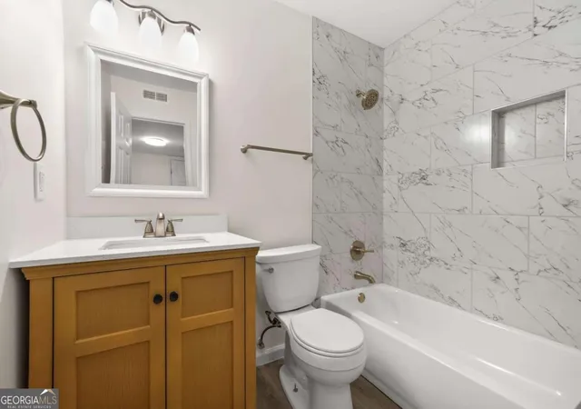 2nd image of 1166 Booth Rd Sw #202, Marietta, GA 30008 | MLS# 10828099