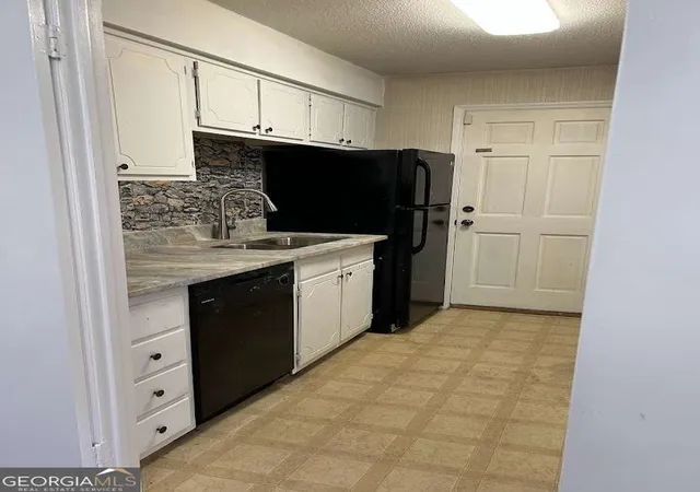 Listing Photo 5 - Condo for sale in building located at 184 Rue Fontaine, Lithonia, GA 30038