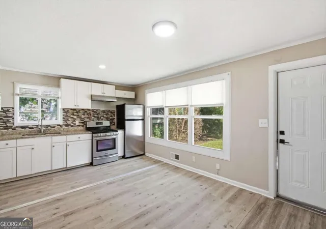 Listing Photo 4 - Condo for sale in building located at 200 Meador Wy SE, Atlanta, GA 30315