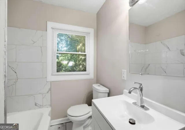 Listing Photo 5 - Condo for sale in building located at 200 Meador Wy SE, Atlanta, GA 30315