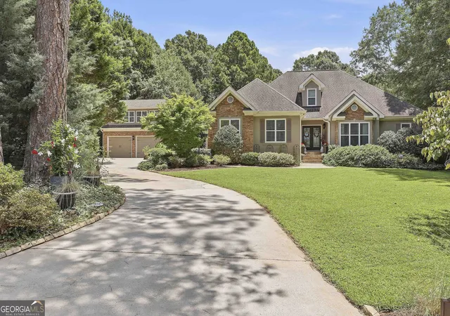 Photo 3 of Single family home for sale at 20 Clubview Ct, Newnan, GA 30265 | MLS# 10805633 | Listing updated on 2026-08-07