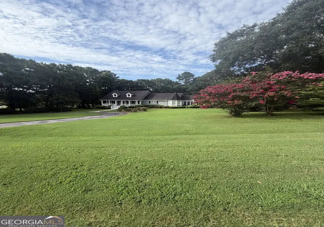 Photo 3 of Single family home for sale at 2820 Bay Ridge Dr, Loganville, GA 30052 | MLS# 10822347 | Listing updated on 2026-09-14