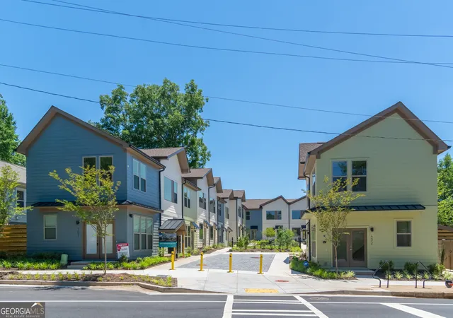 Listing Photo 2 - Condo for sale in building located at 1070 Dill Ave SW, Atlanta, GA 30310 - Unit #305