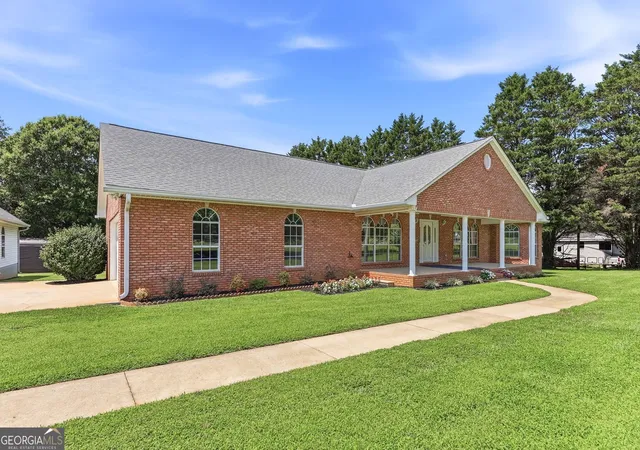 Photo 4 of Single family home for sale at 5573 Clarks Bridge Rd, Clermont, GA 30527 | MLS# 10826756 | Listing updated on 2026-10-05