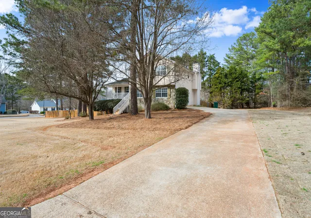 Photo 3 of Sale Pending at 925 Alexander Hamilton Dr, Mcdonough, GA 30253 | MLS# 10694611 | Listing updated on 2026-03-23