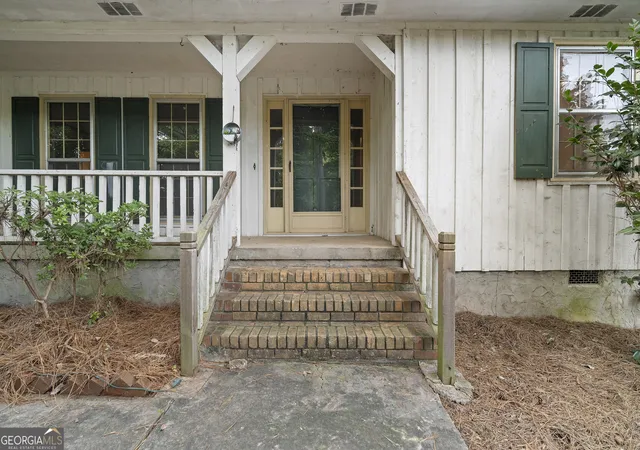Photo 2 of Single family home for sale at 495 Huntington Dr, Alpharetta, GA 30004 | MLS# 10810645 | Listing updated on 2026-09-11