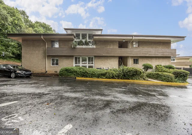 2nd image of 346 Carpenter Dr, Sandy Springs, GA 30328