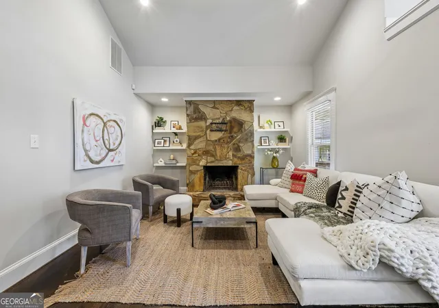 Photo 4 of Sale Pending at 692 Glenwood Ave Se, Atlanta, GA 30312 | MLS# 10833723 | Listing updated on 2026-09-10