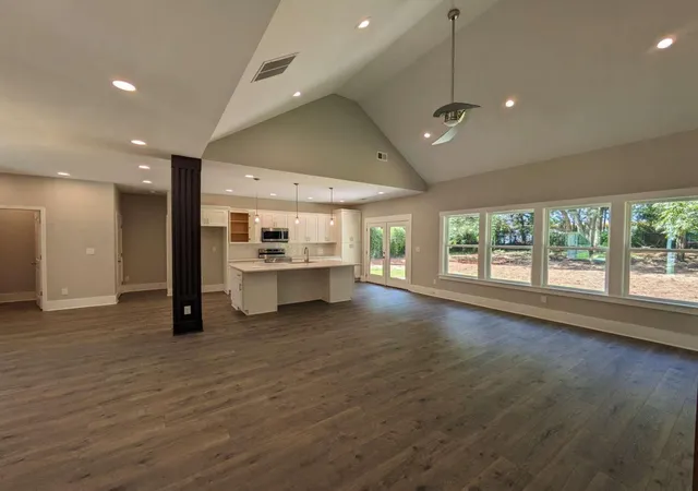 Photo 3 of Single family home for sale at 915 W Poplar St, Griffin, GA 30224 | MLS# 10193839 | Listing updated on 2026-07-28