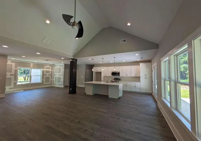 Photo 3 of Single family home for sale at 915 W Poplar St, Griffin, GA 30224 | MLS# 10193839 | Listing updated on 2026-07-28