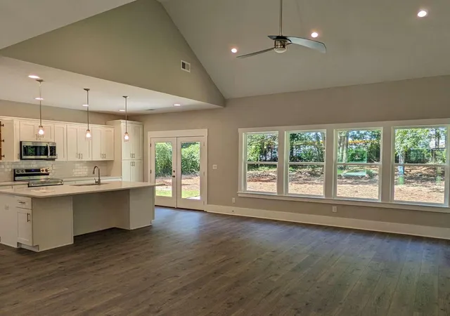 Photo 4 of Single family home for sale at 915 W Poplar St, Griffin, GA 30224 | MLS# 10193839 | Listing updated on 2026-07-28
