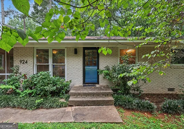 Photo 2 of Single family home for sale at 924 Greenbriar Pl, Decatur, GA 30033 | MLS# 10826404 | Listing updated on 2026-08-28
