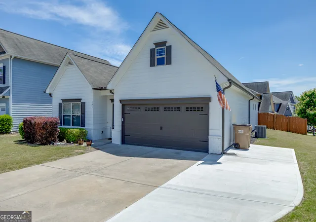 Photo 2 of Sale Pending at 381 Eagles Blf Way, Hoschton, GA 30548 | MLS# 10769260 | Listing updated on 2026-09-15