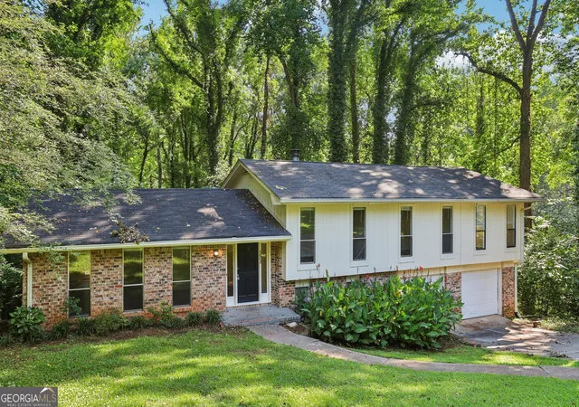 3rd image of 5802 Simone Dr, Stone Mountain, GA 30087 | MLS# 10812036