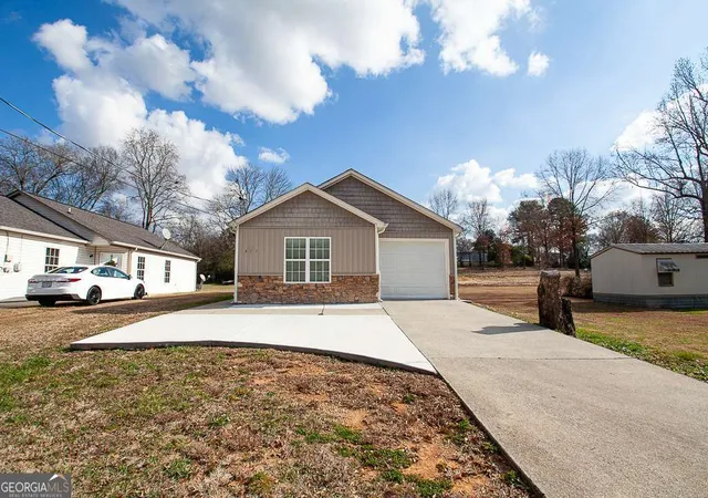 1st image of 511 Circle Dr, Calhoun, GA 30701 | MLS# 10797095