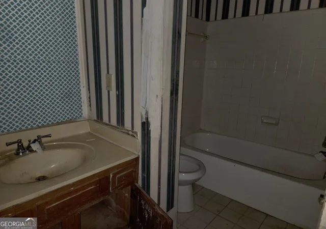 Listing Photo 2 - Condo for sale in building located at 9460 Cypress Ln, Jonesboro, GA 30238